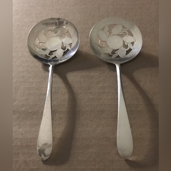 Vintage 1960 WM Rogers Tomato Server / Pattern Hutton (Silverplate) / Set of 2 - Picture 2 of 3